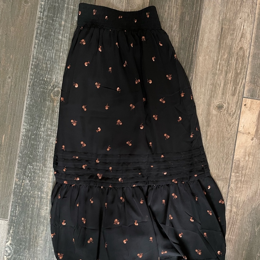 Madewell black tiered midi skirt with rose/mauve flowers